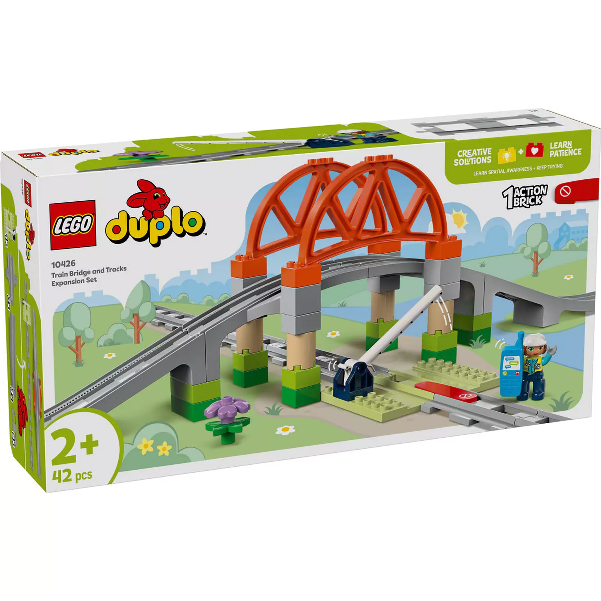 LEGO DUPLO Vasúti híd és sínkészlet (10426) építhető híddal, egyenes sínekkel, emelhető sorompóval és egy vonatmérnök figurával – tökéletes kiegészítő kisgyermekek vasúti játékaihoz.