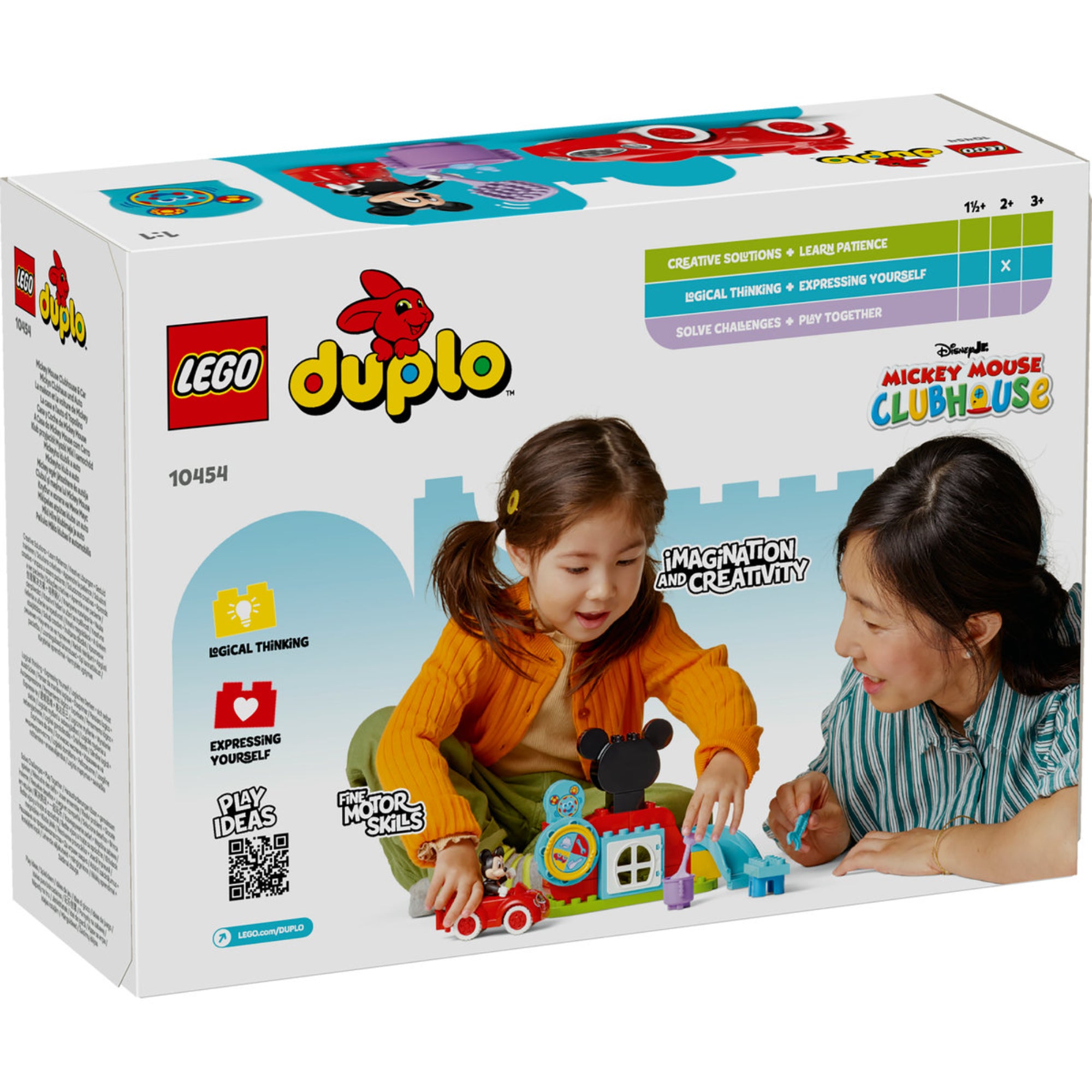 A képen a LEGO DUPLO Mickey egér játszótere és autója (10454) készlet hátoldala látható, ahol egy kisgyermek és egy felnőtt együtt játszik a vidám, színes elemekkel. A játék ösztönzi a kreativitást, a logikus gondolkodást és a finommotoros készségek fejlődését. Mickey egér és a piros kisautó, valamint a játszótér interaktív elemei garantálják a szórakozást a legkisebbek számára!