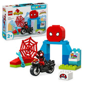 Részletgazdag fotó a LEGO DUPLO 10424 Spin motorkerékpáros kalandjai készletről, elöl az összerakott játék színes elemekkel és Spin figurájával motoron, a háttérben pedig a termék doboza látható városi illusztrációval.