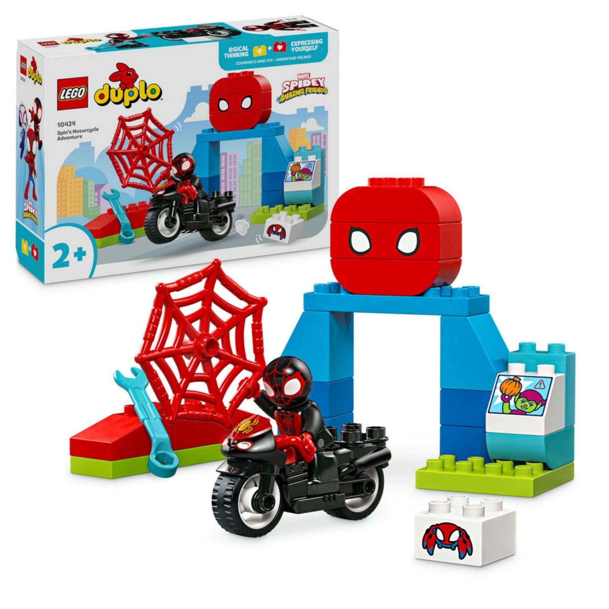 Részletgazdag fotó a LEGO DUPLO 10424 Spin motorkerékpáros kalandjai készletről, elöl az összerakott játék színes elemekkel és Spin figurájával motoron, a háttérben pedig a termék doboza látható városi illusztrációval.
