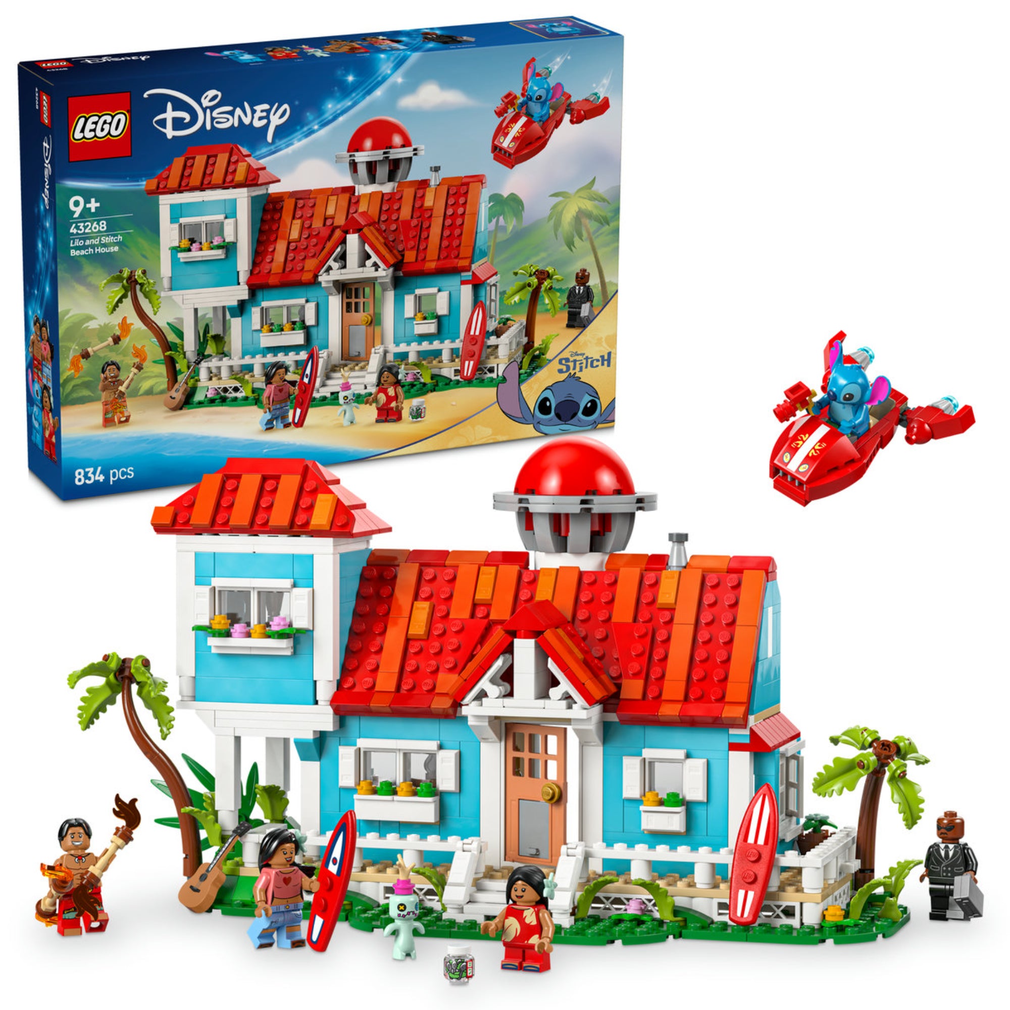 A képen a LEGO Disney Lilo és Stitch Tengerparti Háza (43268) készlet látható, amely egy részletgazdag, kétemeletes tengerparti otthont tartalmaz. A kék és piros színvilágú ház ikonikus elemekkel van díszítve, beleértve a verandát, a szörfdeszkákat és a trópusi növényeket. A készlethez öt LEGO minifigura is tartozik: Lilo, Stitch, Nani, David és Mr. Bubbles, valamint Lilo babája, Scrump.