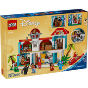 A képen a LEGO Disney Lilo és Stitch Tengerparti Háza (43268) készlet hátoldala látható, amely részletesen bemutatja a ház belső tereit és a benne rejlő játékfunkciókat. A kétemeletes épület lenyűgöző részletekkel rendelkezik, például egy nappalival, hálószobával és egy hangulatos terasszal. A ház belsejében különféle jelenetek fedezhetők fel: Lilo és Stitch közös pillanata egy könyvvel, egy családi vacsora, valamint egy izgalmas kaland Stitch piros űrhajójával. Az épületet trópusi dekorációk, növények és i