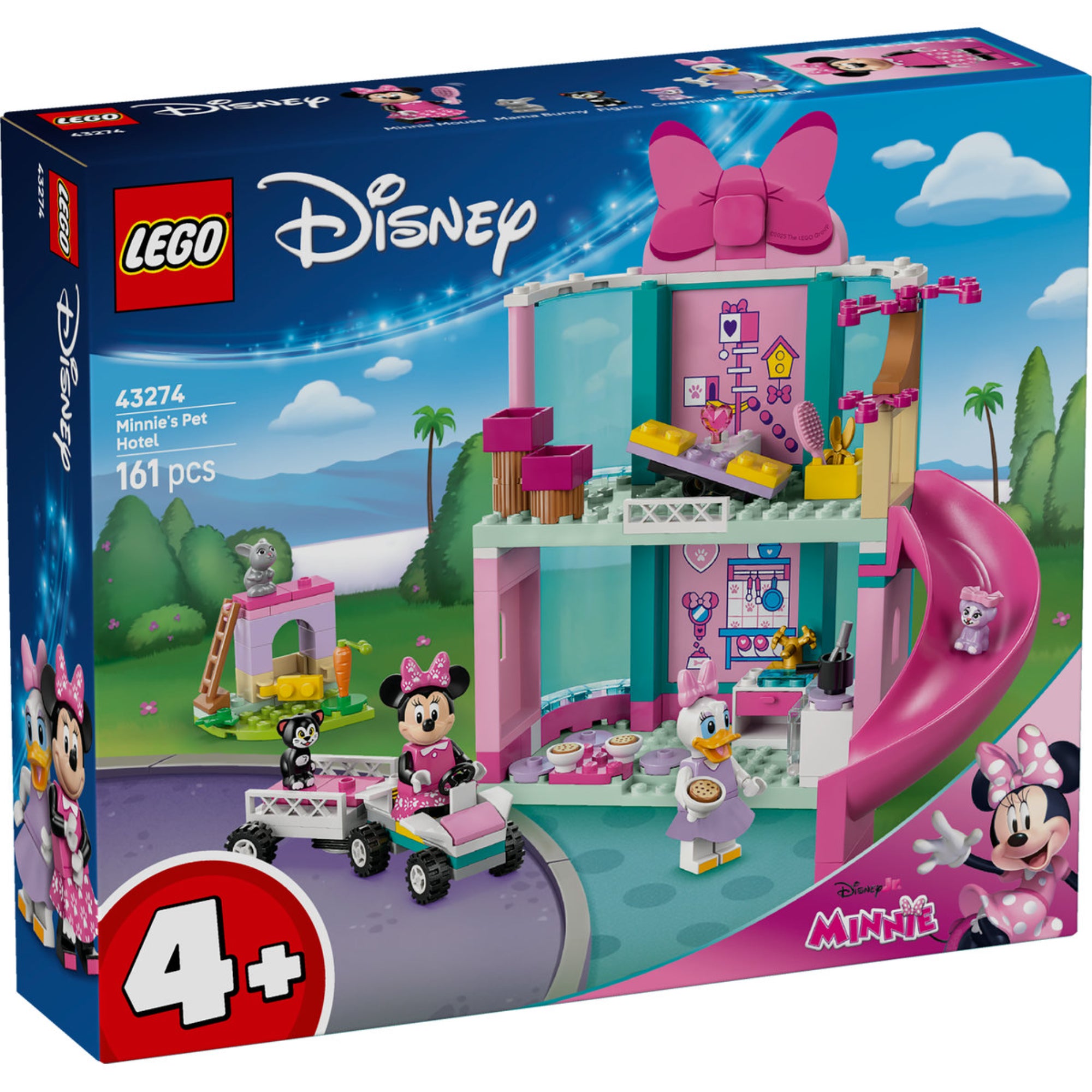 A LEGO Disney 43274 Minnie kisállat szállója dobozának elölnézeti képe, rajta Minnie egérrel, Daisy kacsával és a kétszintes, rózsaszín és türkiz szállóval, csúszdával és járművel.