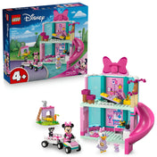 A LEGO Disney 43274 Minnie kisállat szállója szett doboza kicsomagolt állapotban, elöl Minnie egér járművet vezet, Daisy kacsa egy tálat tart, a háttérben a rózsaszín csúszda és a kétszintes kisállat szálló látható.