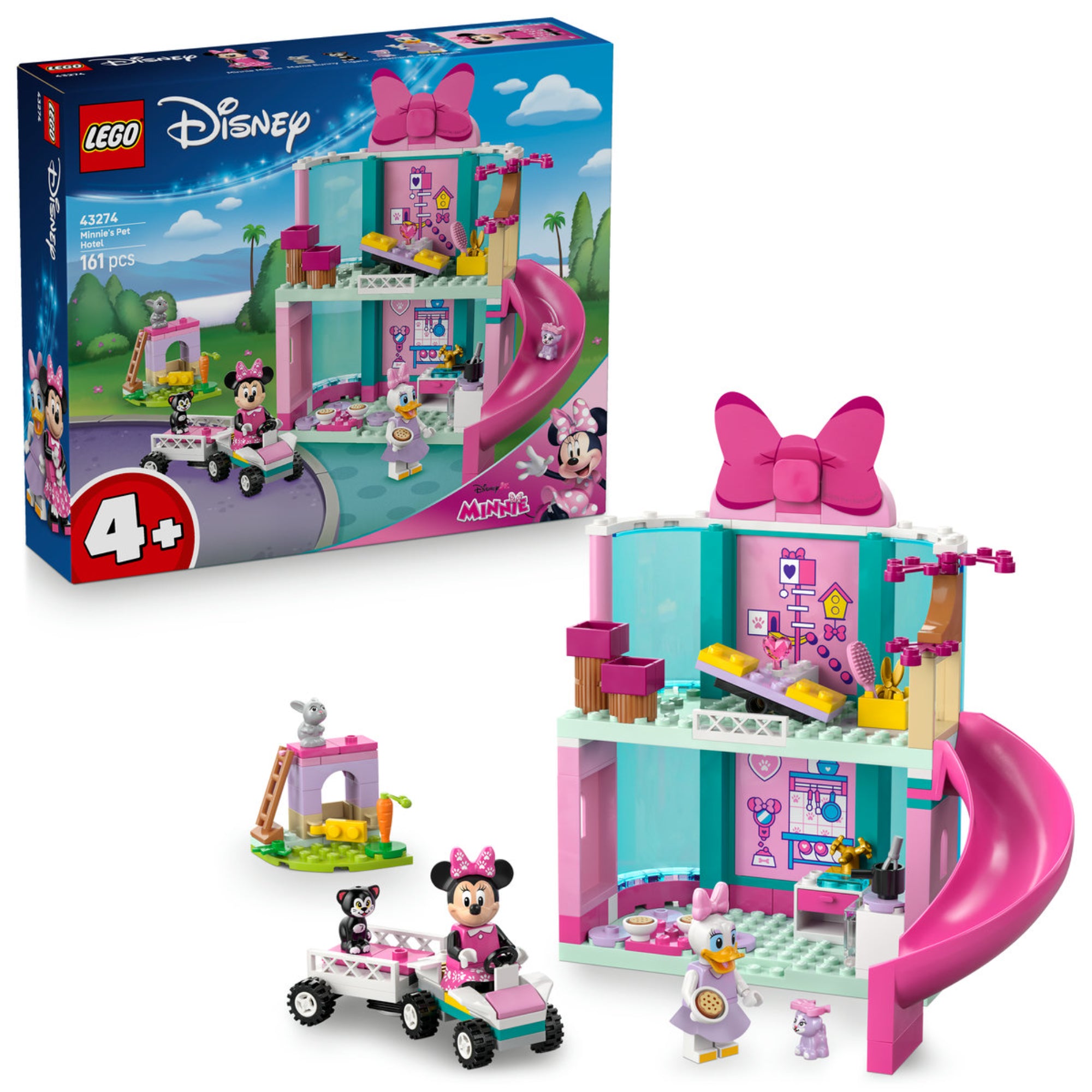 A LEGO Disney 43274 Minnie kisállat szállója szett doboza kicsomagolt állapotban, elöl Minnie egér járművet vezet, Daisy kacsa egy tálat tart, a háttérben a rózsaszín csúszda és a kétszintes kisállat szálló látható.