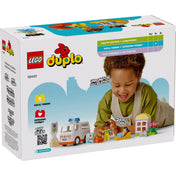 Egy kisgyermek játszik a LEGO Duplo Mentőautó és mentősofőr (10447) készlettel, bemutatva a kreatív és képzelőerőt fejlesztő lehetőségeket.