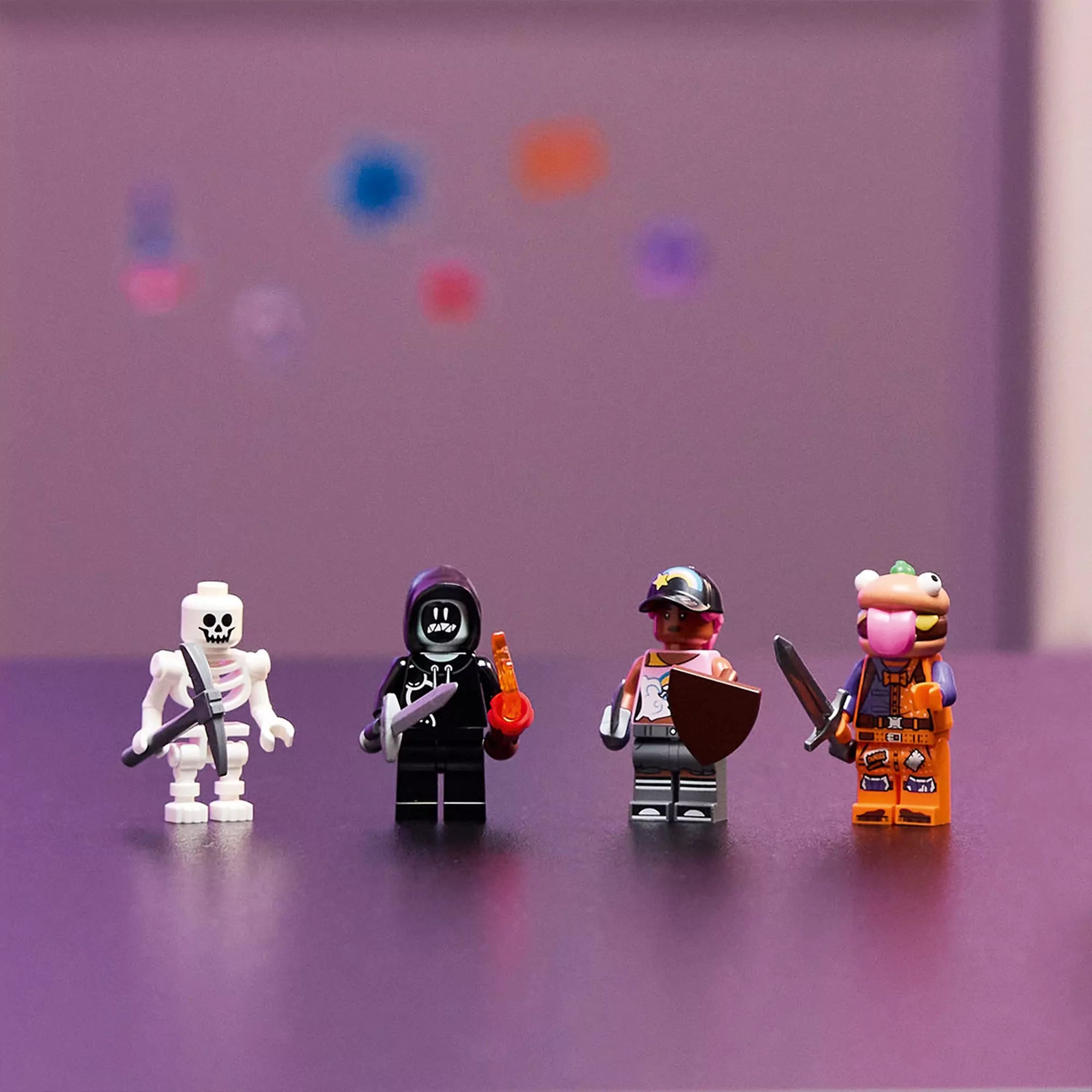 LEGO Fortnite: Durrr Burger étterem (77076) – négy minifigura közelről: csontváz, Grimey, Beach Bomber és Beef Boss.
