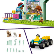 Kreatív jelenetek a LEGO Friends 42617 menedékhelyről: állatetetés, traktorozás, szélmalom működtetése, valamint a farm épületrészeinek belső terei. A kép alján közelről is láthatók a minifigurák és állatfigurák, például kecske, csirke, kutya és macska – a részletes kidolgozás hangsúlyozásával.