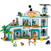 A LEGO Friends Heartlake City Kórház (42621) részletes, háromszintes kórházépülete figurákkal, helikopterrel, lifttel és kiegészítőkkel.