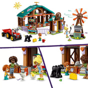 Több panelből álló kép, amely a LEGO állatmenhely hátsó oldalát és a napi feladatokat jeleníti meg. A szereplők épp állatokat etetnek, karámot takarítanak, vagy friss zöldségekkel látják el a lakókat. A részletek, mint a mosolygó nap és az interaktív kiegészítők, játékos, gyerekbarát hangulatot kölcsönöznek.