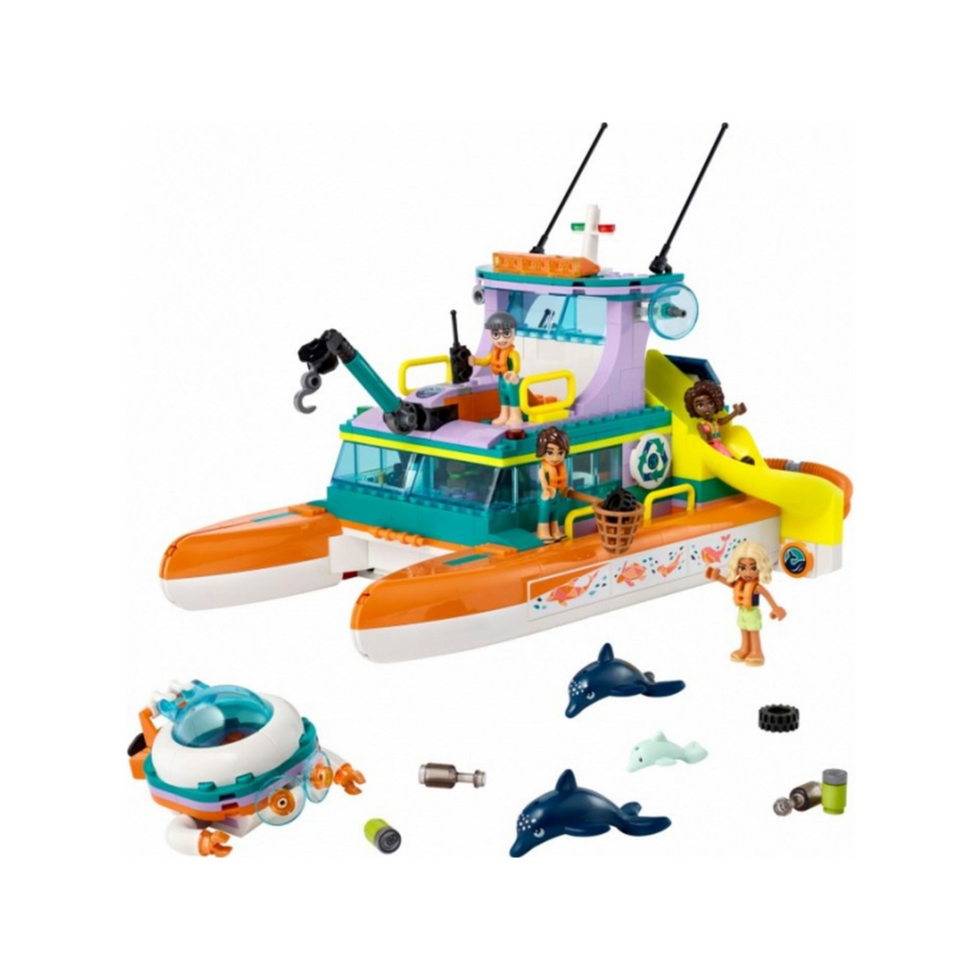 LEGO Friends 41734 – játékjelenet illusztráció: a tengeri mentőhajó legénysége egy teknőst segít, miközben egy búvár mini-tengeralattjáróval felfedezi a víz alatti világot. A hajón tudományos eszközök és számítógépes kijelzők is láthatók.