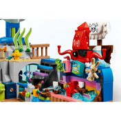 Részletgazdag kép a LEGO Friends Tengerparti vidámpark (41737) egyik játékos standjáról, egy kalóztémájú piros polipfigura mellett, ahol egy karakter játékokat próbál megnyerni.