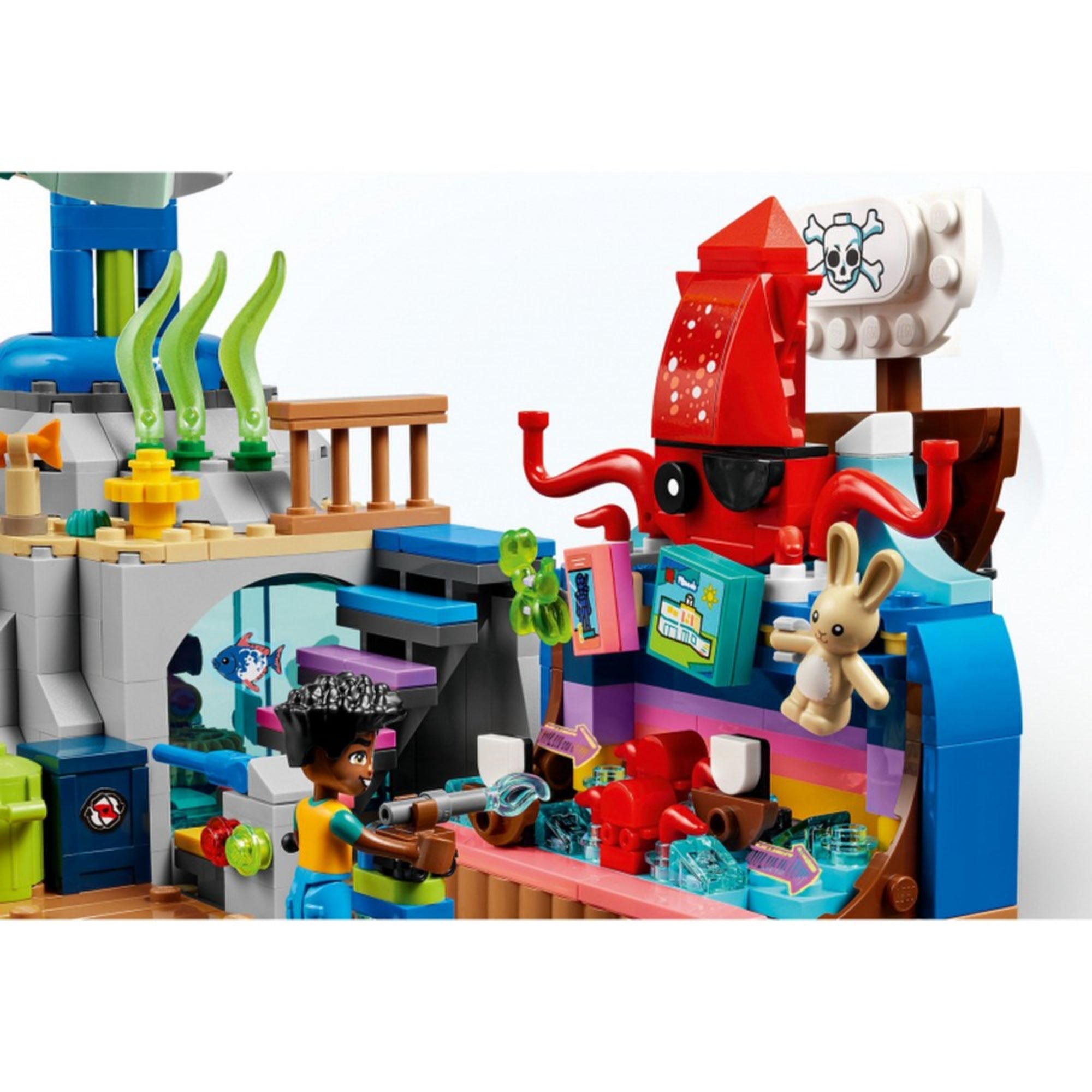 Részletgazdag kép a LEGO Friends Tengerparti vidámpark (41737) egyik játékos standjáról, egy kalóztémájú piros polipfigura mellett, ahol egy karakter játékokat próbál megnyerni.