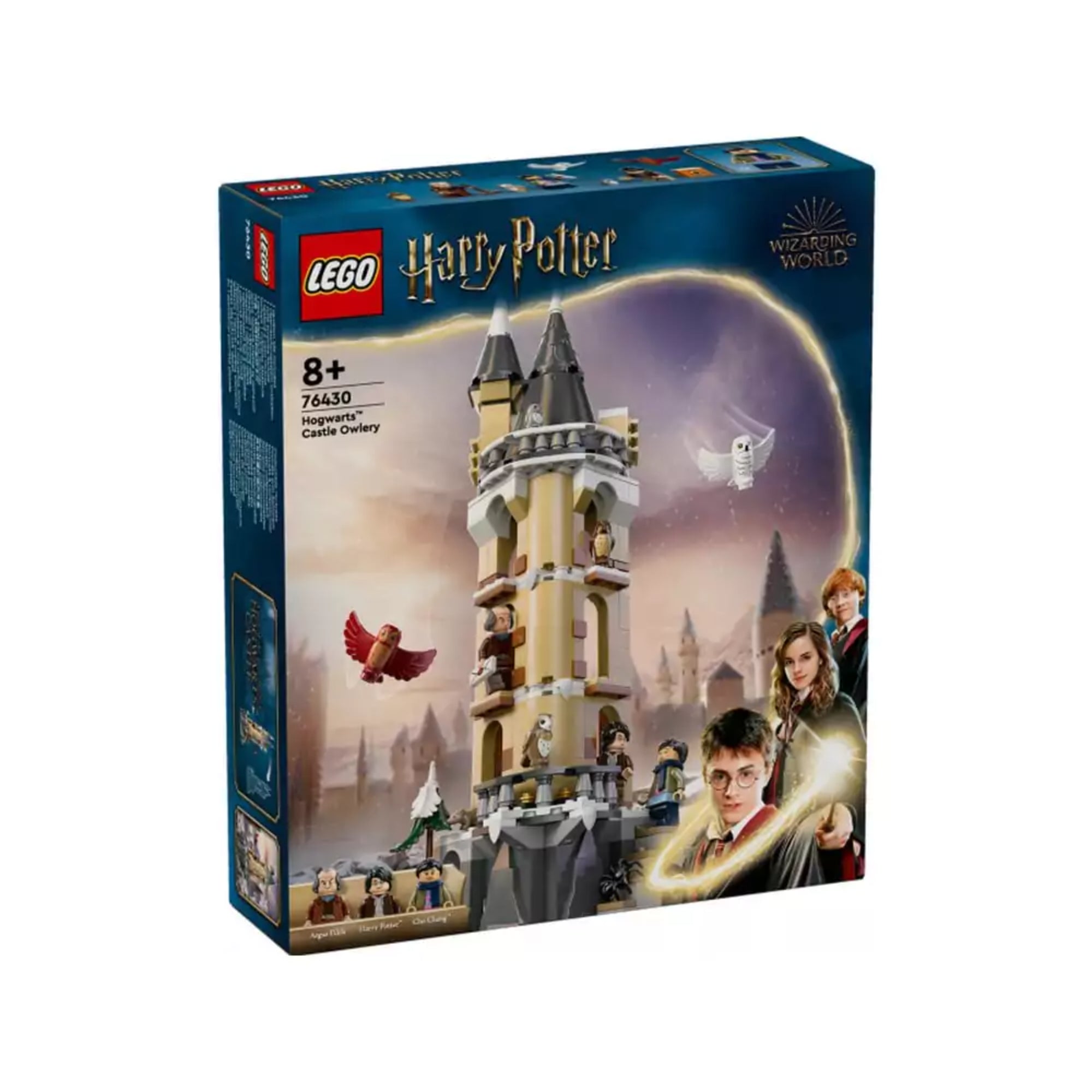 A képen a LEGO Harry Potter "Hogwarts kastélyi bagolyház" szett látható, amely a híres iskolát és annak bagolyházát ábrázolja. A szett tartalmaz egy részletesen kidolgozott tornyot, amelyet baglyok vesznek körül, és a varázslóvilág emblematikus karakterei, mint Harry, Ron és Hermione is jelen vannak. A háttérben a kastély látképe, és egy csodálatos téli táj látható, ami még inkább varázslatos hangulatot áraszt.