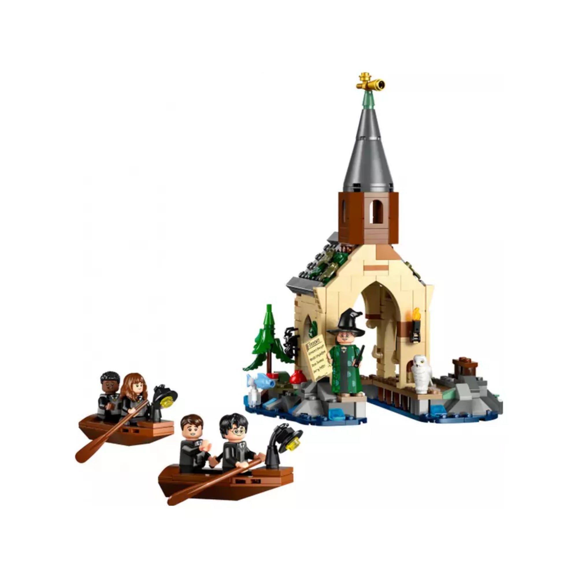 A képen a LEGO Harry Potter "Hogwarts kastélyi csónakház" szett látható, amely a varázslóképző iskola egyik fontos helyszínét jeleníti meg. A csónakház előtt Harry Potter, Hermione Granger és Ron Weasley csónakázik, miközben Hagrid, a csónakház felügyelője, egy üzenetet tart a kezében. A részletes építmény és a karakterek, mint például az óriási baglyot is tartalmazó állatok, remekül megelevenítik a varázslatos pillanatokat a filmekből. 