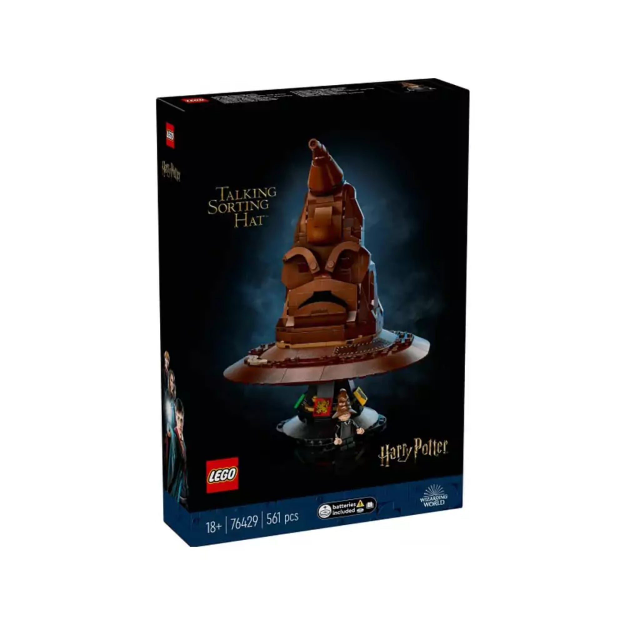 A képen a LEGO Harry Potter beszélő válogató kalap (76429) készlete látható. A szett 561 darabból áll, és egy részletesen megépíthető válogató kalapot ábrázol, amely a Harry Potter univerzum egyik legismertebb és fontos eszköze. A kalap a varázslóvilág híres iskolájában, a Roxfortban válogatja be az új diákokat a megfelelő házba. A szett különlegessége, hogy a kalap beszél, a hozzá tartozó minifigurák pedig a Gryffindor, Hufflepuff, Ravenclaw és Slytherin házak jelképeit tartalmazzák.