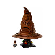 A képen a LEGO Harry Potter beszélő válogató kalap (76429) szett látható, amely a híres kalapot ábrázolja, amely a Roxfort iskolájában osztja be a diákokat a megfelelő házakba. A részletes építmény kiválóan kidolgozott, és az interaktív funkciónak köszönhetően a kalap beszélni is képes. A szett tartalmaz egy minifigurát is, amely a válogató kalapot viseli, valamint a kalap alatti házak címereit. 