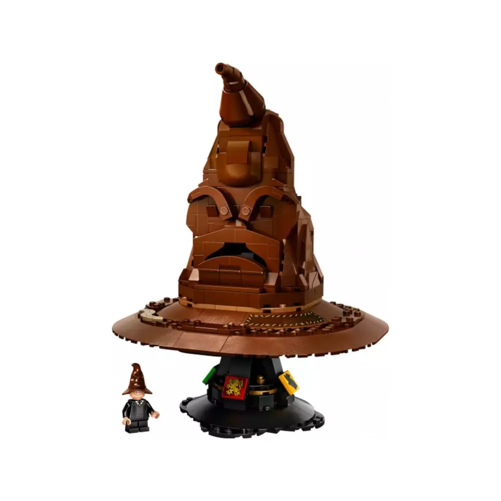 A képen a LEGO Harry Potter beszélő válogató kalap (76429) szett látható, amely a híres kalapot ábrázolja, amely a Roxfort iskolájában osztja be a diákokat a megfelelő házakba. A részletes építmény kiválóan kidolgozott, és az interaktív funkciónak köszönhetően a kalap beszélni is képes. A szett tartalmaz egy minifigurát is, amely a válogató kalapot viseli, valamint a kalap alatti házak címereit. 