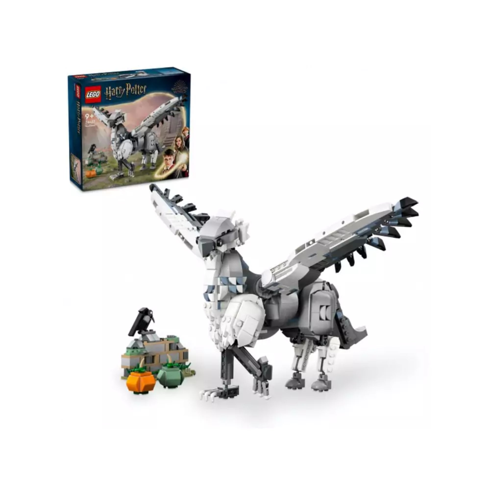 A képen a LEGO Harry Potter "Buckbeak" szett látható, amely a varázslatos világ híres hippogriffjét ábrázolja. A részletes modell Buckbeakot, a szárnyas lényt, valamint egy kis házikót és tökös díszeket tartalmaz. A szett mozgatható szárnyakat és lábakat kínál, így a hippogriff még inkább életre kel.
