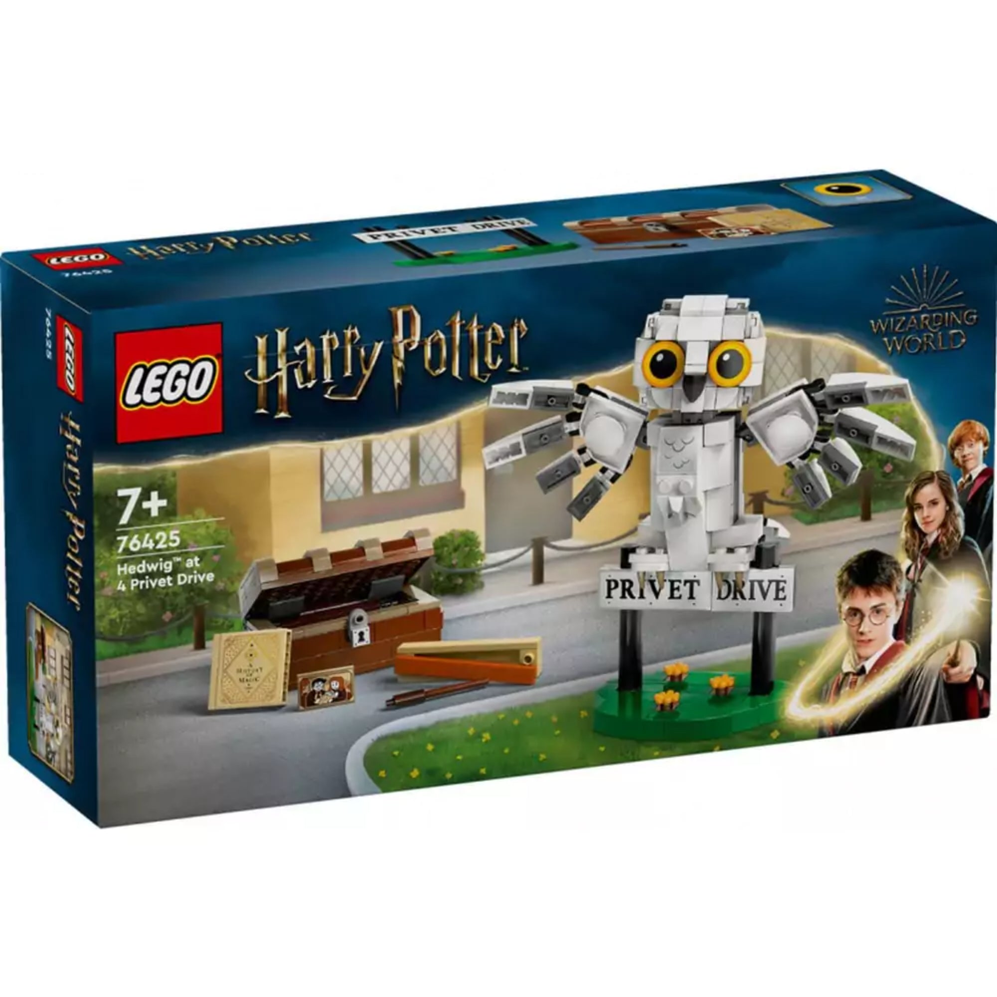 A képen a LEGO Harry Potter "Hedwig at Privet Drive" szett látható. A modell Harry Potter híres baglyát, Hedwigot ábrázolja, aki a 4. Privet Drive címnél tartózkodik, az ősi varázslófiú otthona előtt. A szett tartalmazza Hedwig mozgatható szárnyait, a varázslatos leveleket és a karakterekhez illő kiegészítőket, mint Harry titkos levelei és a varázslatos doboz.