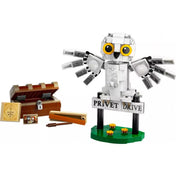 A képen a LEGO Harry Potter "Hedwig at Privet Drive" szett látható, amely Hedwigot, Harry Potter híres varázsló baglyát ábrázolja. A modell Hedwig mozgatható szárnyait és élethű megjelenését tartalmazza, miközben a "Privet Drive" feliratú táblát tartja a kezében. A szetthez tartozik egy titkos láda, benne varázslatos levelekkel és varázspálcával, így megidézve Hedwig első, Harry Potterhez eljuttatott varázslatos üzenetét.