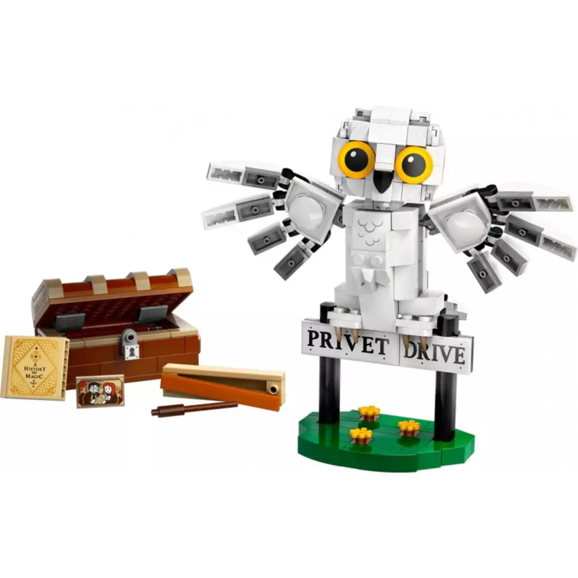 A képen a LEGO Harry Potter "Hedwig at Privet Drive" szett látható, amely Hedwigot, Harry Potter híres varázsló baglyát ábrázolja. A modell Hedwig mozgatható szárnyait és élethű megjelenését tartalmazza, miközben a "Privet Drive" feliratú táblát tartja a kezében. A szetthez tartozik egy titkos láda, benne varázslatos levelekkel és varázspálcával, így megidézve Hedwig első, Harry Potterhez eljuttatott varázslatos üzenetét.