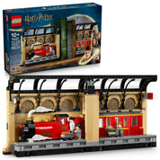 A LEGO Harry Potter 76450 készlet doboza és az elkészült könyvtámasz-modell egyben, a 9 és 3/4. vágány peronjával, vörös Roxfort Expressz mozdonnyal, Harry, Ron és Hermione minifiguráival, valamint könyvespolcra illeszkedő dizájnnal.