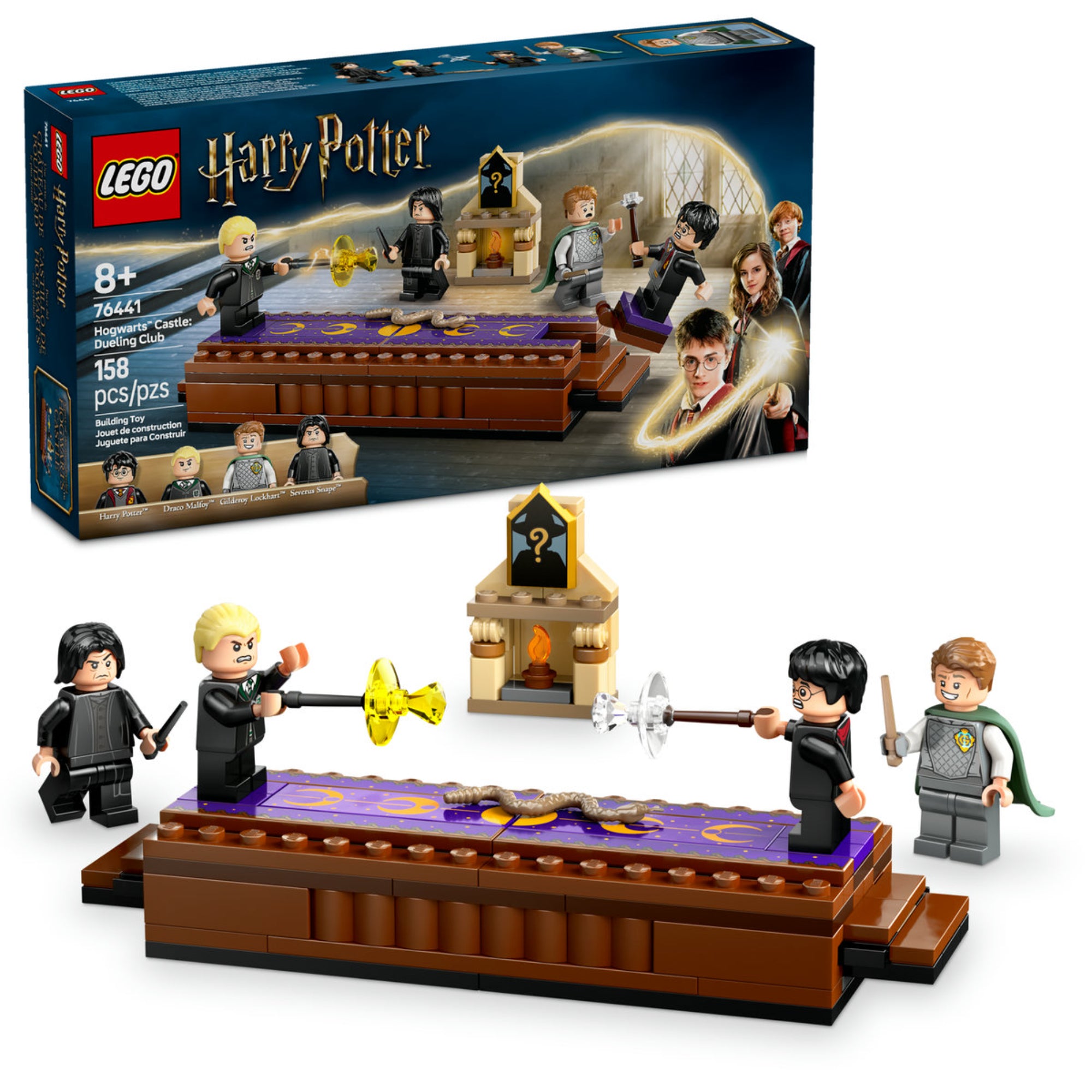 A LEGO Harry Potter Roxfort Kastély: Párbajszakkör készlet doboza és a készlet maga, amely Harry Pottert, Draco Malfoyt, Gilderoy Lockhartot és Perselus Pitont ábrázolja párbaj közben.