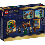 LEGO Harry Potter: Roxfort – A Teszlek Süveg ceremóniája 76460 – a készlet dobozának hátoldala, a játékfunkciók és jelenetek bemutatásával.