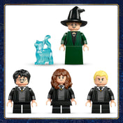 LEGO Harry Potter: Roxfort – A Teszlek Süveg ceremóniája 76460 – a minifigurák együtt, McGalagony professzor, diákok és macska patrónus.