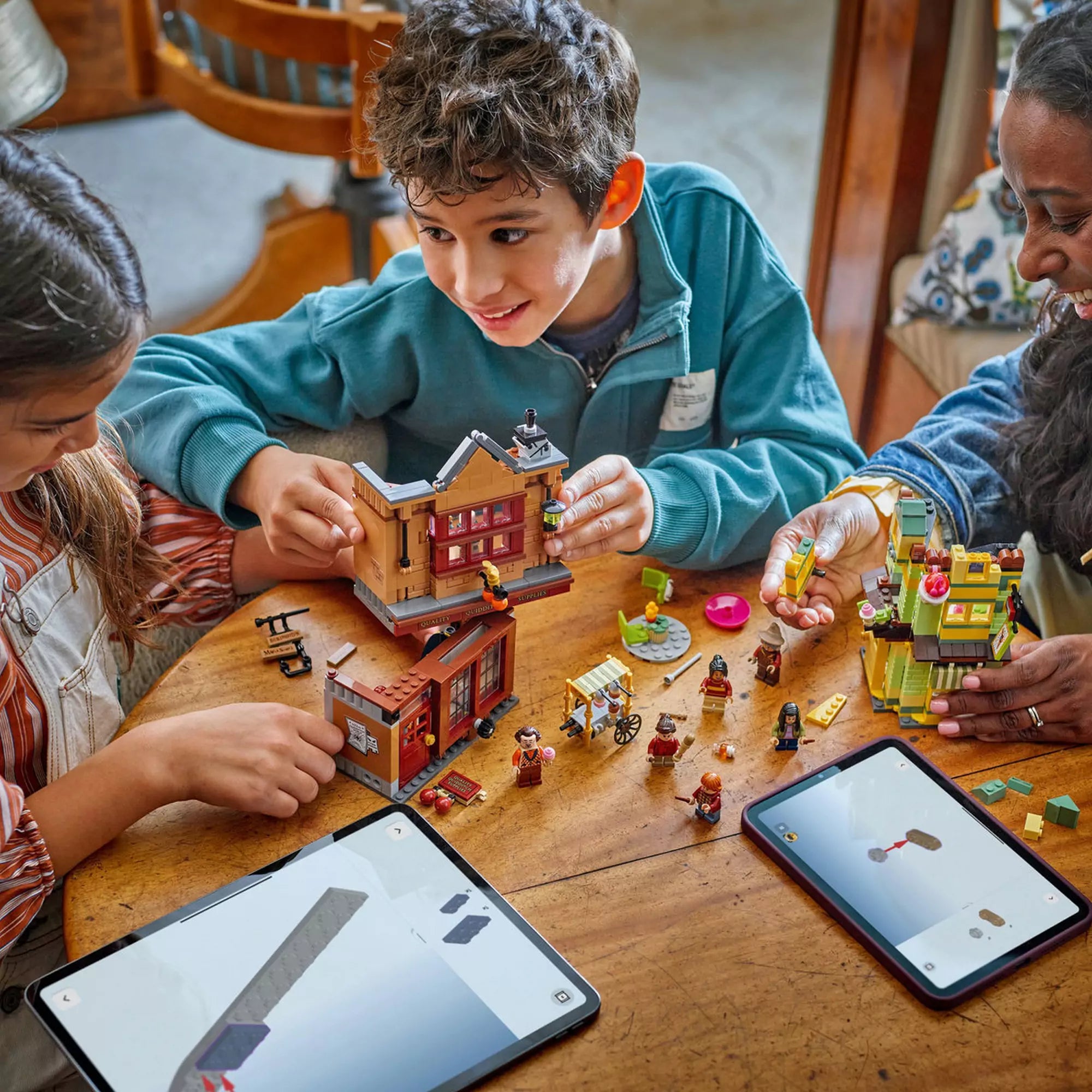 Három gyerek építi együtt a LEGO Harry Potter 76452 készletet, tabletek segítségével, a Build Together funkciót használva.