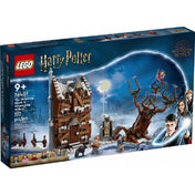 A LEGO Harry Potter Szellemszállás és Fűzfa (76407) 777 darabos szett doboza, amelyen a készlet összes főbb eleme – a Szúrós fűz és az épületek – egy akciójelenetben szerepelnek.