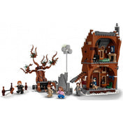 A LEGO Harry Potter Szellemszállás és Fűzfa (76407) készlet megépített formája, látható a fűzfa mozgatható ágai, az összekapcsolt épületek és a részletes belső terek.