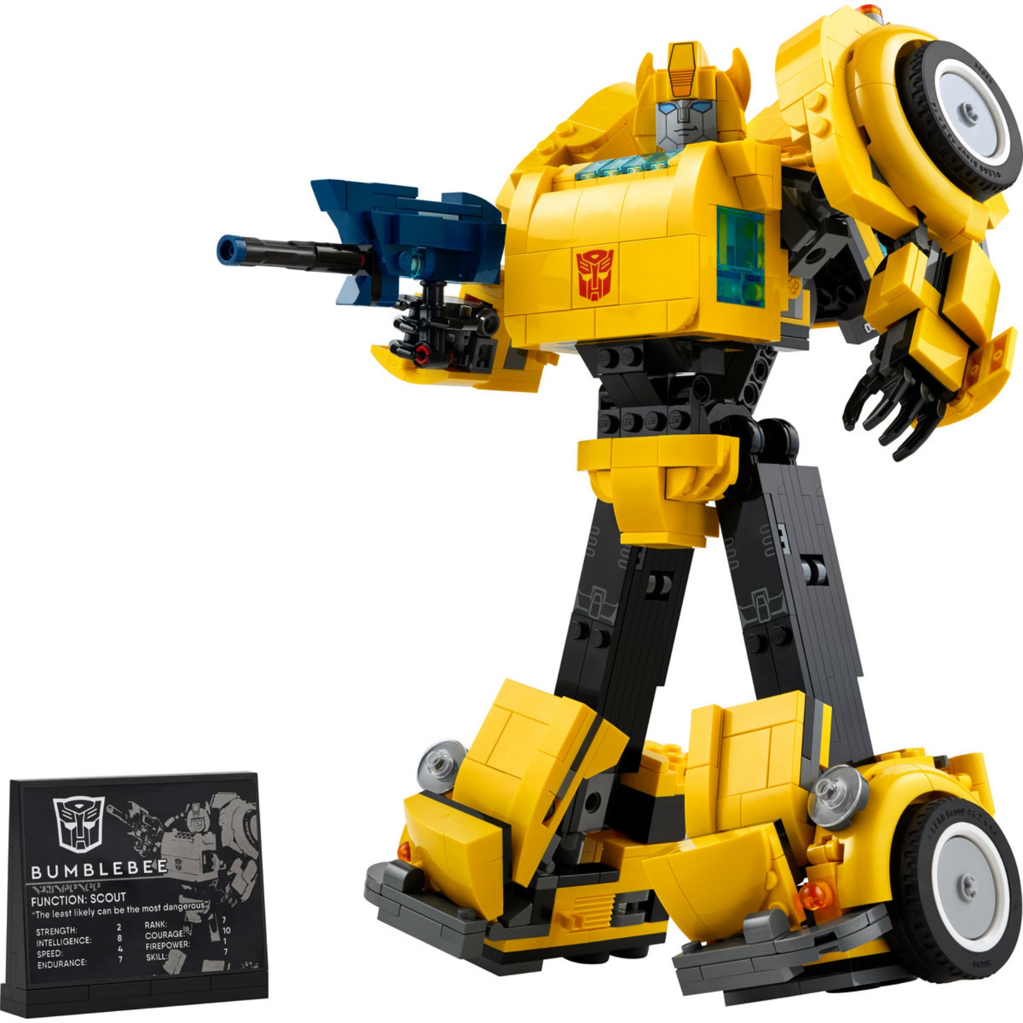 A LEGO Icons Bumblebee (10338) készlet részletes sárga robotfigurája, kezében fegyverrel és mellette az információs tábla, amely a karakter adatait mutatja.