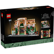 Ez a kép a LEGO Icons Francia Kávézó (10362) építőkészlet hátoldalát mutatja, amely egy elegáns párizsi bisztró részletes LEGO változata. A dobozon láthatók a készlet aprólékosan kidolgozott elemei, például a kültéri asztalok, a virágokkal díszített homlokzat és a hangulatos belső tér. Egy tökéletes építmény a francia kávéházi élet szerelmeseinek!