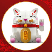 LEGO Lucky Cat (40813) – a megépített fehér szerencsemacska elölnézetből, felemelt tappanccsal.