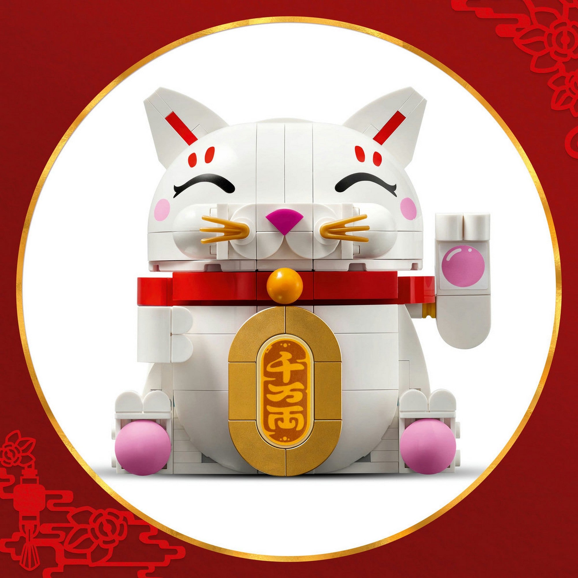 LEGO Lucky Cat (40813) – a megépített fehér szerencsemacska elölnézetből, felemelt tappanccsal.
