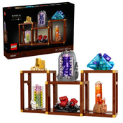 A LEGO Ideas: Mineral Collection (21362) doboza és a megépített ásványgyűjtemény, amely öt különböző színű és formájú kristálymodellt mutat be elegáns tartókeretekben.