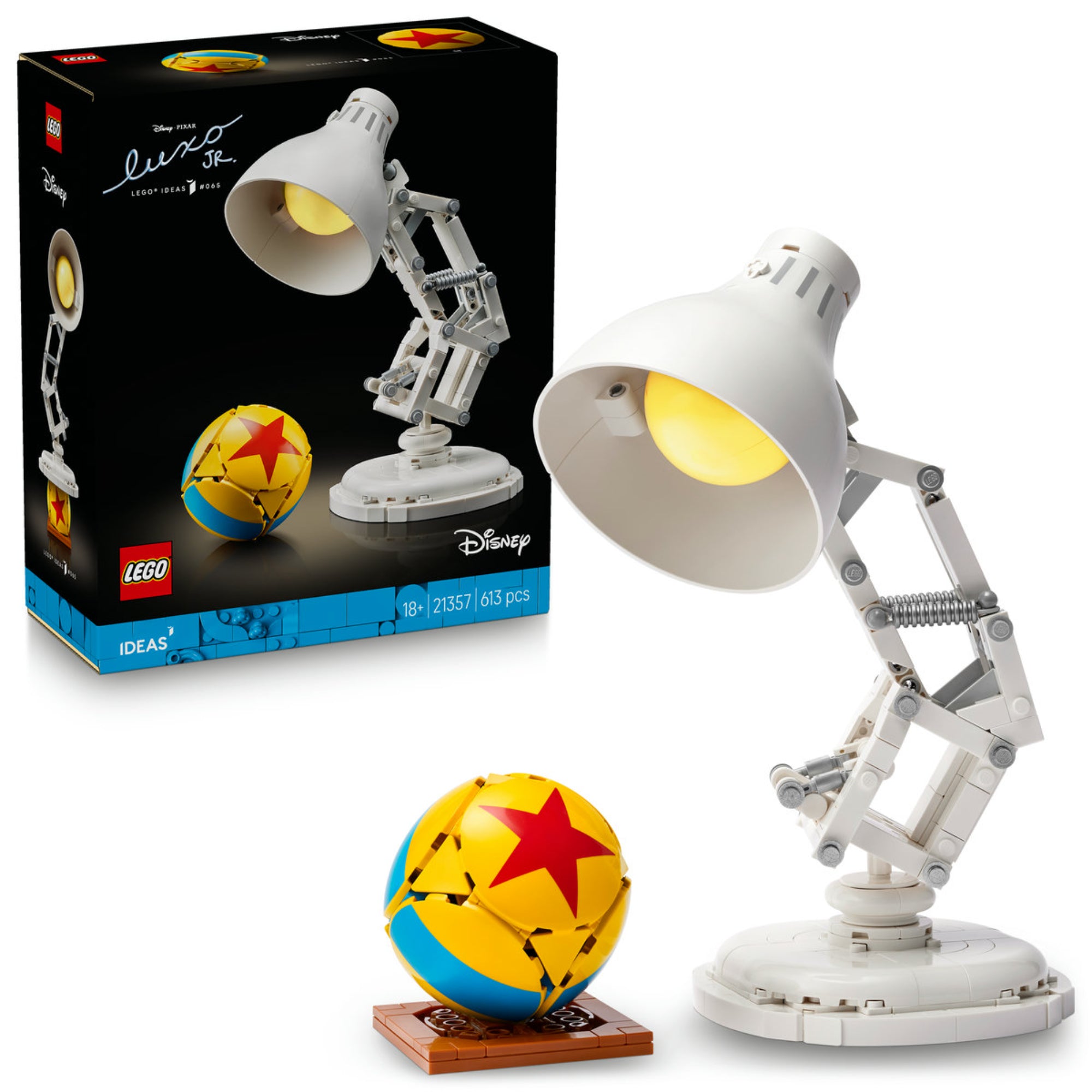 A LEGO Ideas Disney Pixar Luxo Jr. (21357) készlet összeépített modellje egy fehér, mozgatható íróasztali lámpával és egy sárga-kék labdával, a háttérben a termék doboza látható.
