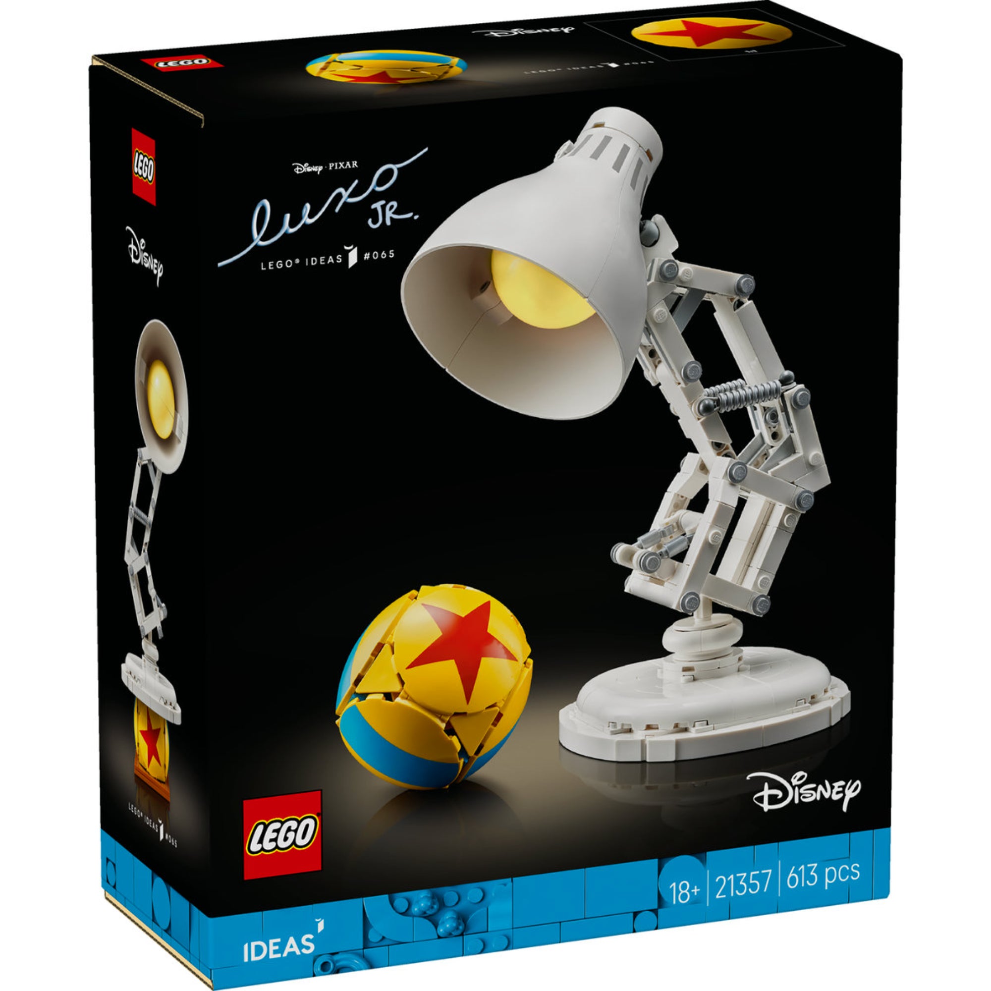 Közelkép a LEGO Ideas Luxo Jr. (21357) dobozáról, amelyen a legendás Pixar lámpa és a csillagos labda LEGO változata látható fekete háttér előtt.