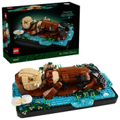 LEGO Ideas Floating Sea Otters 21366 doboz és a megépített tengeri vidra LEGO modell vízfelszínt ábrázoló talapzaton.