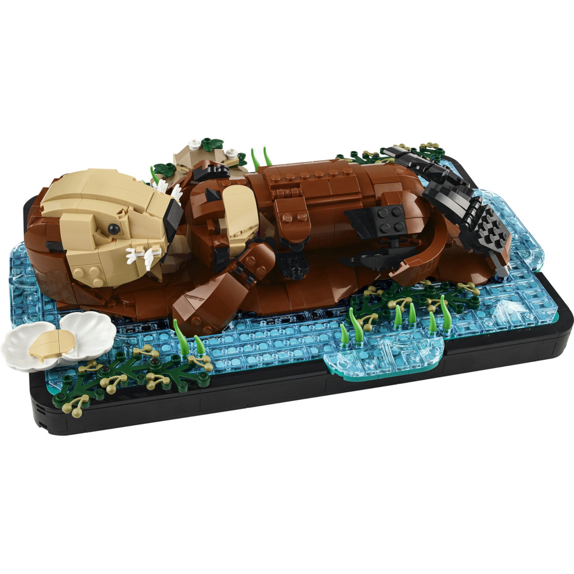 LEGO Ideas Floating Sea Otters 21366 megépített tengeri vidra LEGO modell áttetsző kék víz talapzaton.