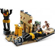 Akciójelenetet ábrázoló LEGO Indiana Jones Menekülés az elveszett sírból készlet illusztrációja, ahol a szereplők próbálnak elmenekülni a ledőlő Anubisz-szobor elől, részletes templom háttérrel.
