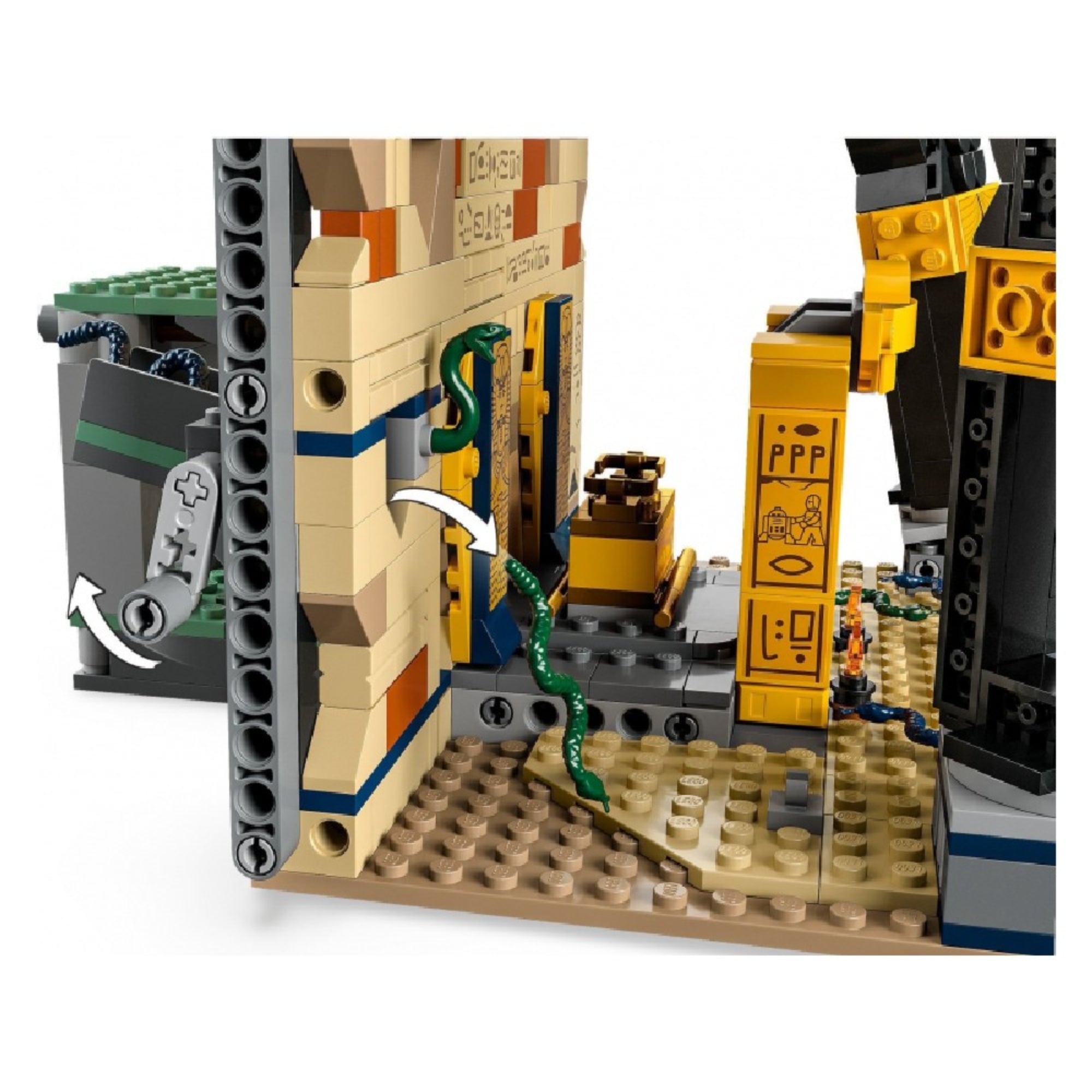 Közelről mutatott LEGO Indiana Jones Menekülés az elveszett sírból részlet, mozgatható funkcióval ellátott hátsó fal, kígyóval és faldekorációkkal, sárga-fekete színű díszítésekkel.