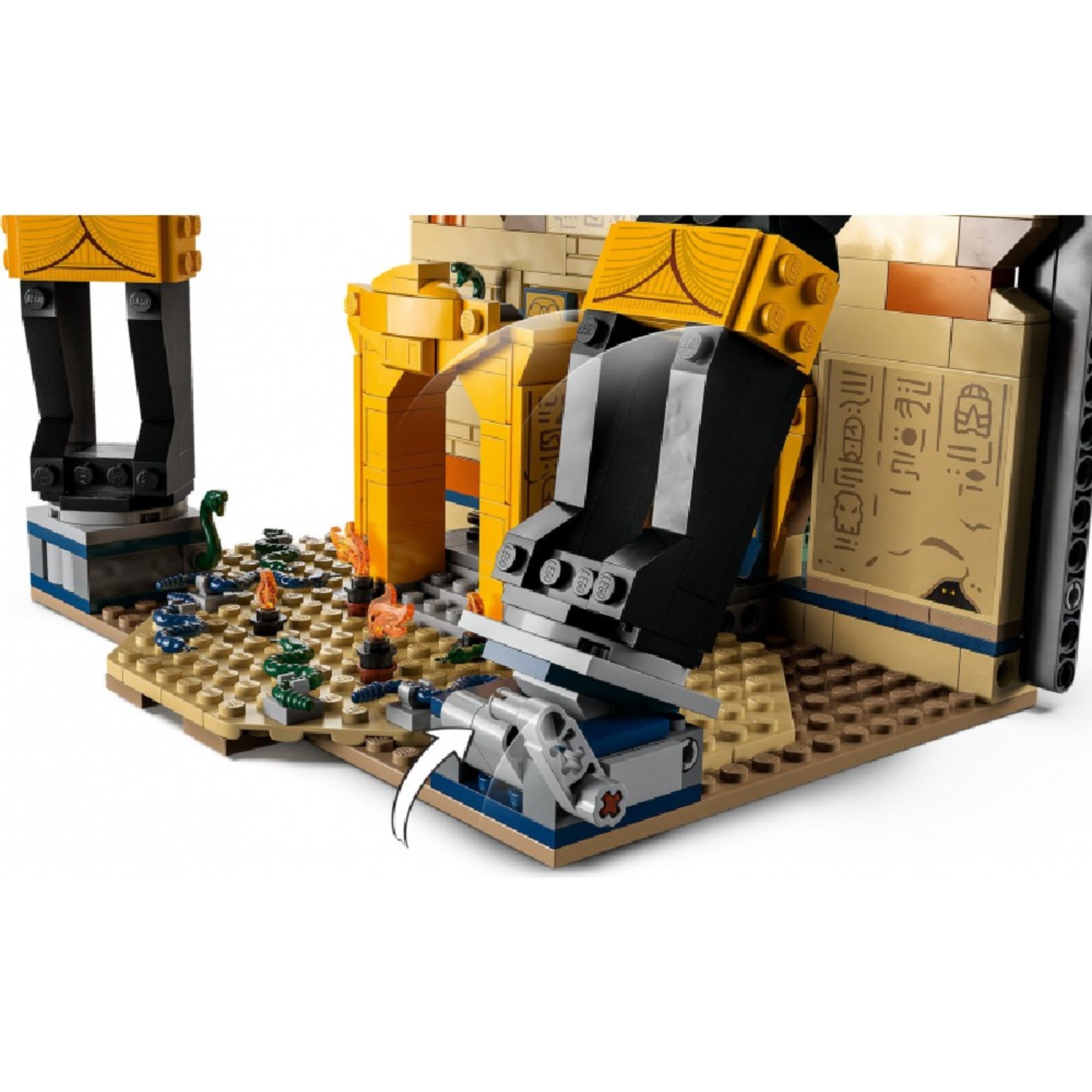 LEGO Indiana Jones Menekülés az elveszett sírból készlet mozgatható elemei: egyik Anubisz-szobor dönthető, beépített mechanizmus látható, mellette kígyók és tűzeffekt elemek.