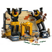 LEGO Indiana Jones Menekülés az elveszett sírból készlet játék közben, háttérben két monumentális Anubisz-szoborral, elöl kígyókkal és lángokkal körülvett bejárattal, Indiana Jones és további minifigurák akció közben.