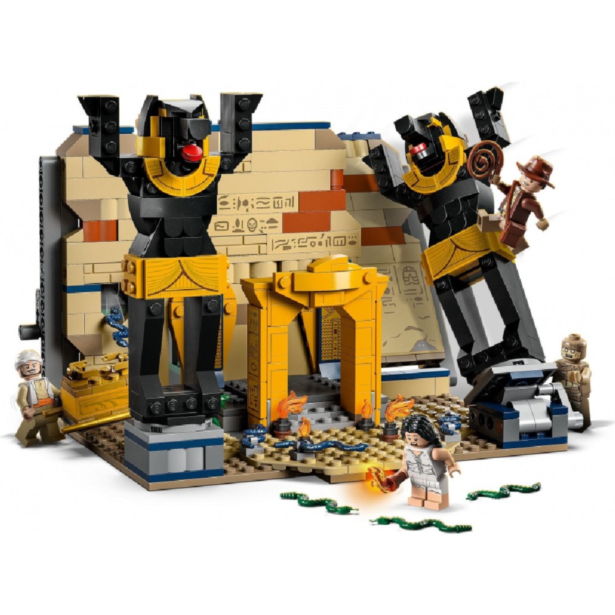 LEGO Indiana Jones Menekülés az elveszett sírból készlet játék közben, háttérben két monumentális Anubisz-szoborral, elöl kígyókkal és lángokkal körülvett bejárattal, Indiana Jones és további minifigurák akció közben.