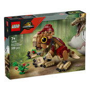 A LEGO Jurassic World Baby Dinosaur Dolores: Aqiulops (76970) doboza elölről, az erdős háttérben látható fiatal dinoszaurusz figurával és LEGO logóval.