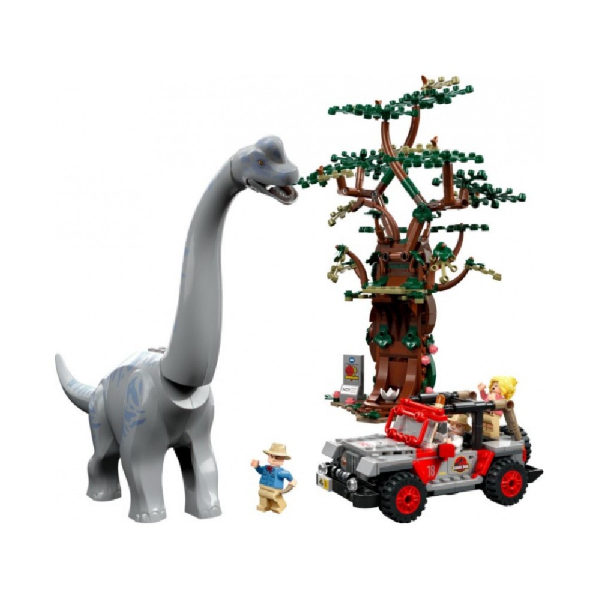 A LEGO 76960-as készlet összes eleme: a monumentális Brachiosaurus figura, részletesen kidolgozott piros-fekete terepjáró, három minifigura (Alan Grant, Ellie Sattler, és másik karakter), fa és növények a Jurassic World világából.