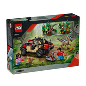 „LEGO Jurassic World – Raptor Off-Road Escape (76972) doboz hátoldala: terepjáró, raptor és minifigurák a dzsungelben, valamint a raptor rejtekhely mozgatható funkciói.”